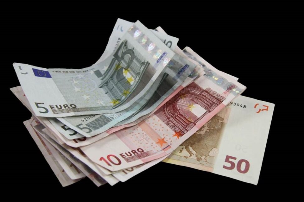 Porównanie zarobków inżyniera produkcji z innymi zawodami