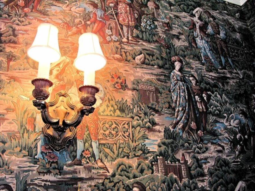 Przyczepianie lampki na betonowej ścianie