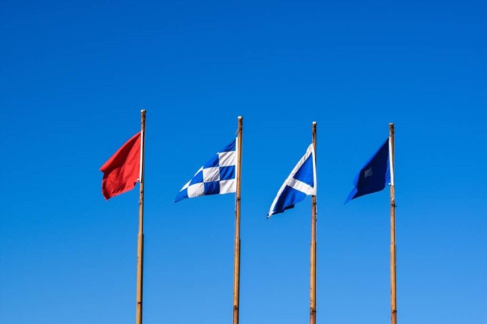 Uchwyt na flagę na tarasie restauracji